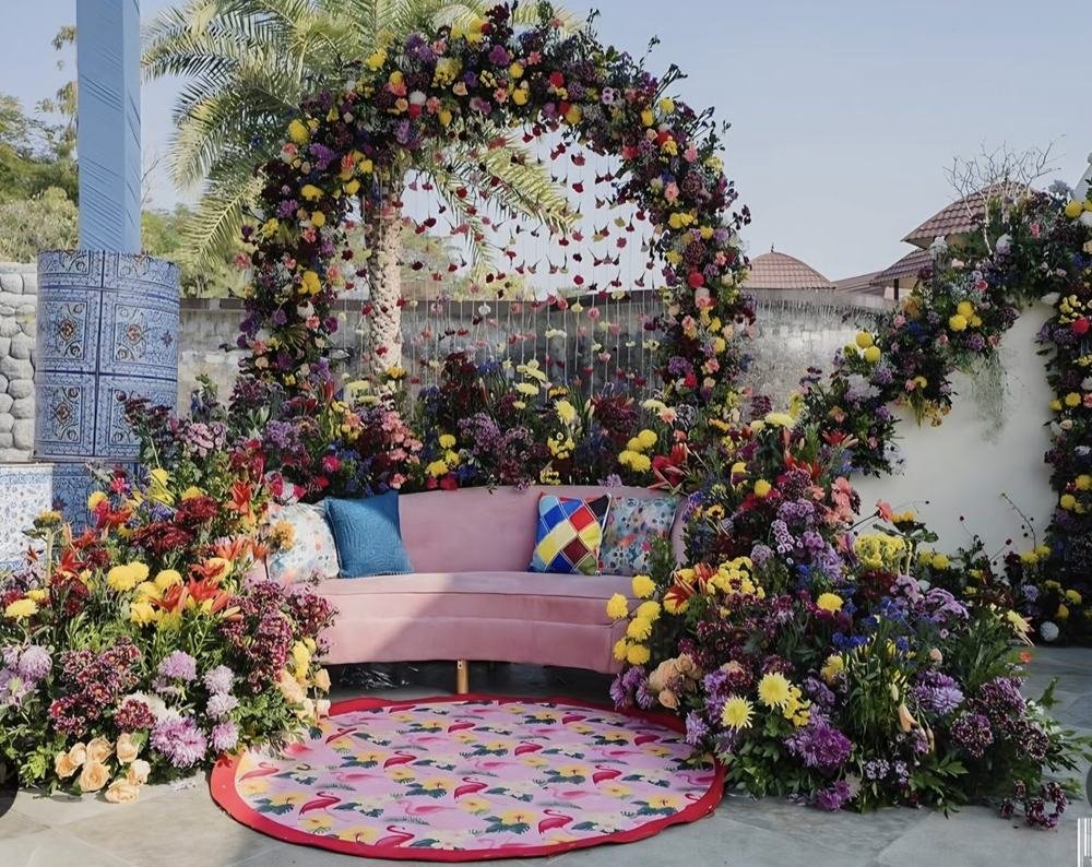 Floral arch with a pink sofa