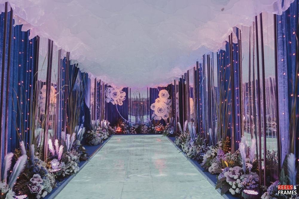 Aisle between tall installations