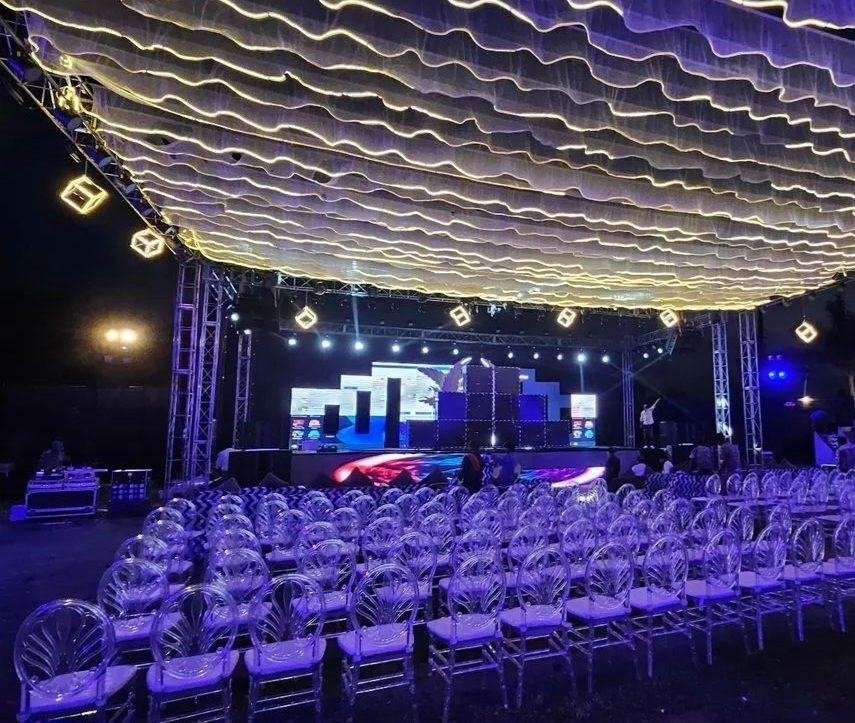 Rippling ceiling and stage seating
